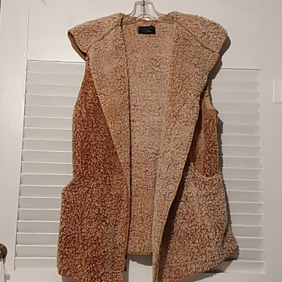 Love Tree Sherpa Vest - Picture 1 of 5